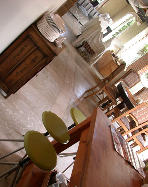 Detalle de Piso Alisado Cemntado en Hormign Blanco con Guardas Travertino Color Arena. Detalle de ambiente soleado. Pared patinada verde grisseo. Amplias Puertas y Fijos al Parque. Tubos de Aires Libres.