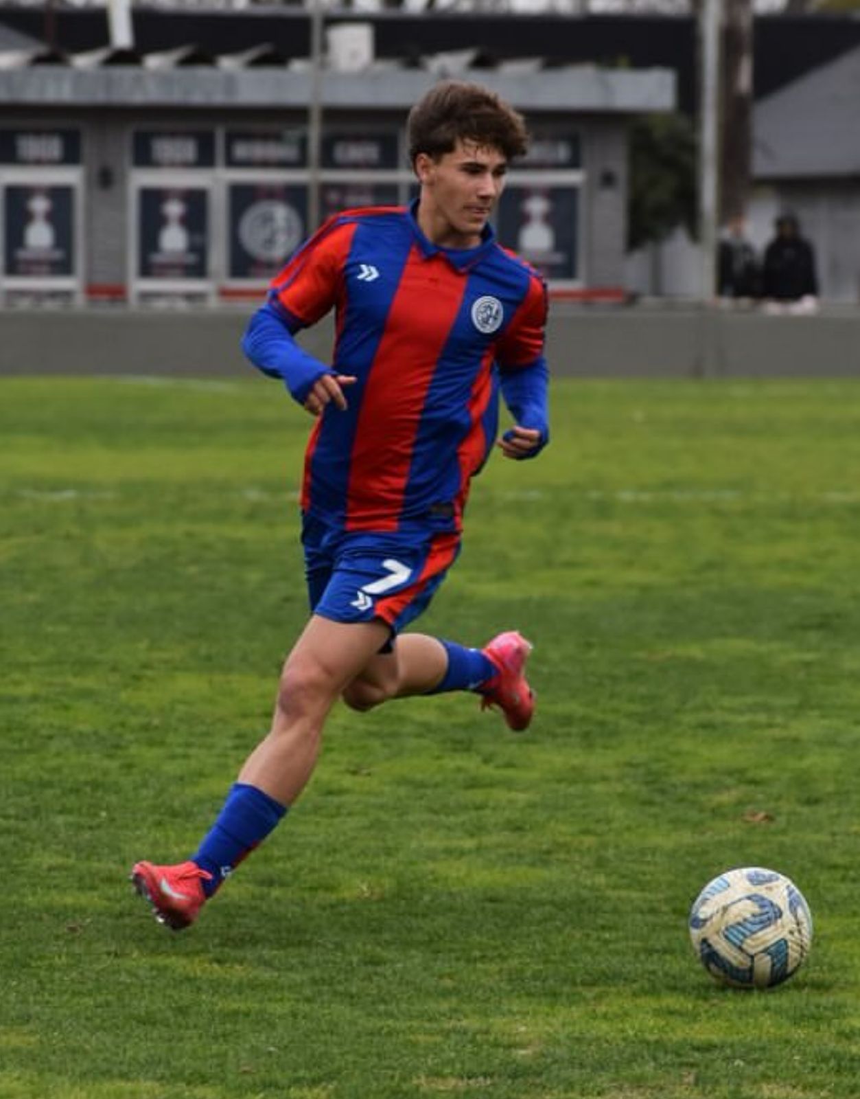 Maxi Gándara jugando al fútbol